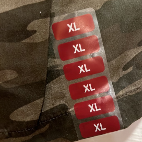 NWT. Size XL - Picture 4 of 4